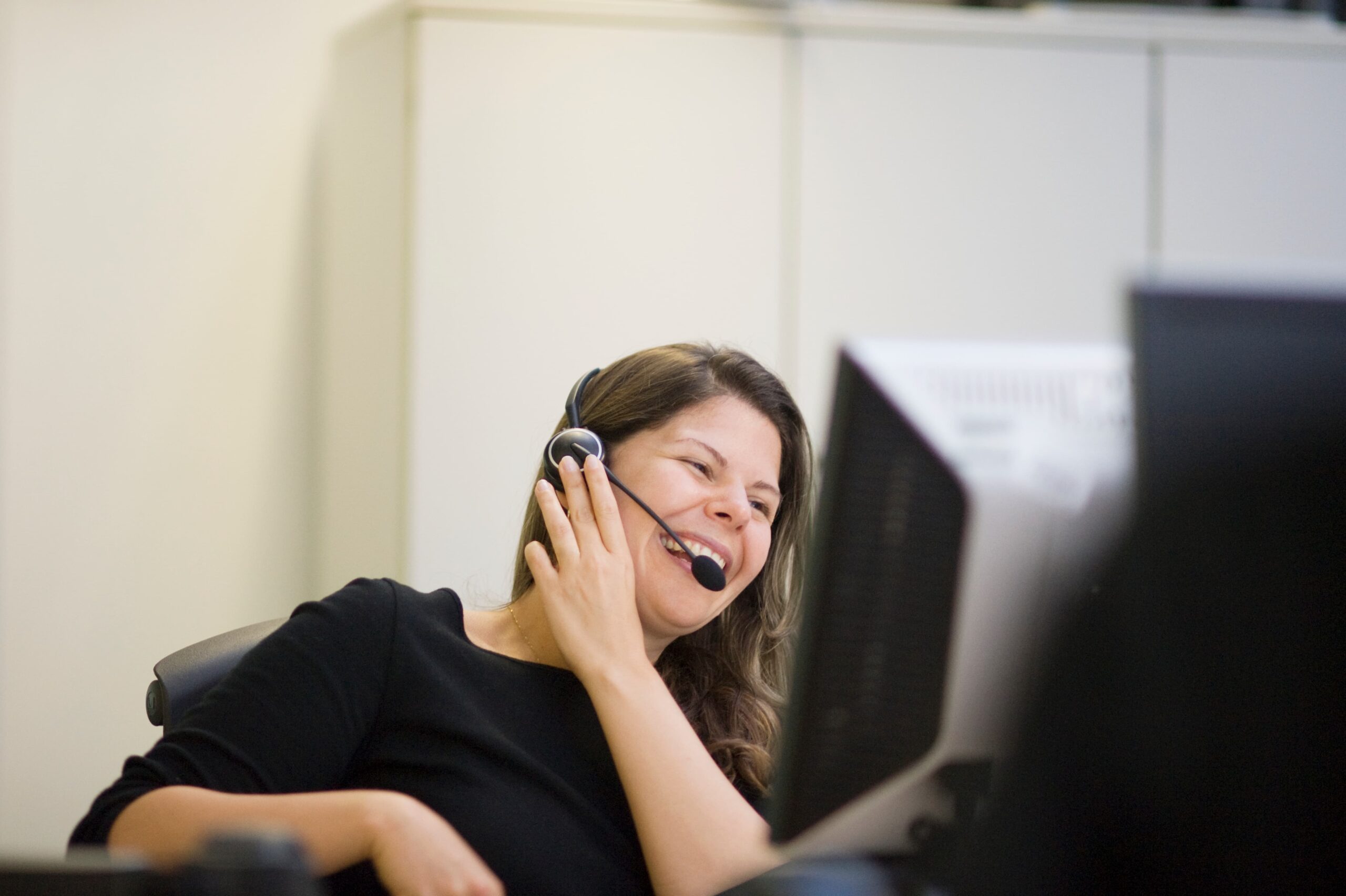 mujer operador de atención al cliente, trabajando con su teléfono en un Contact Center
