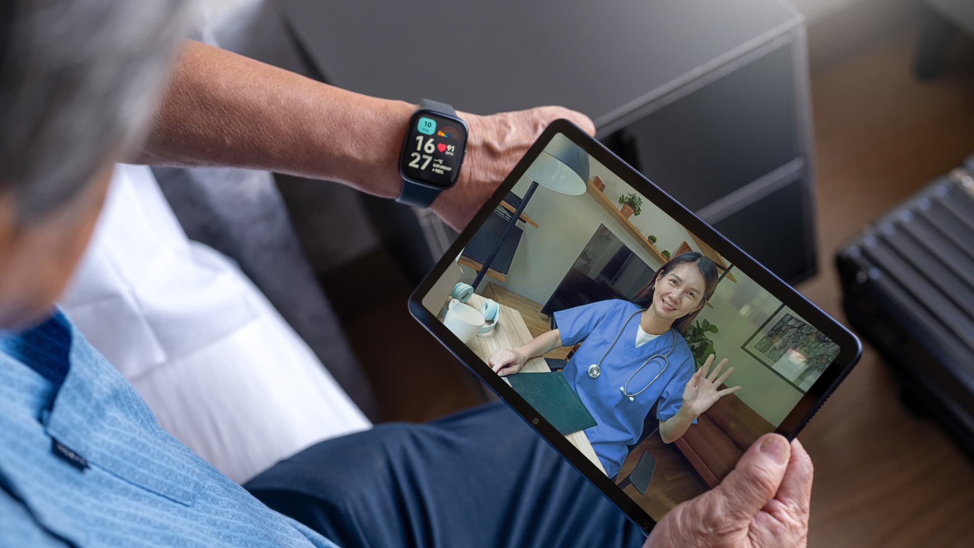 Telemedicina, usuario siendo atendido a través de su tablet.