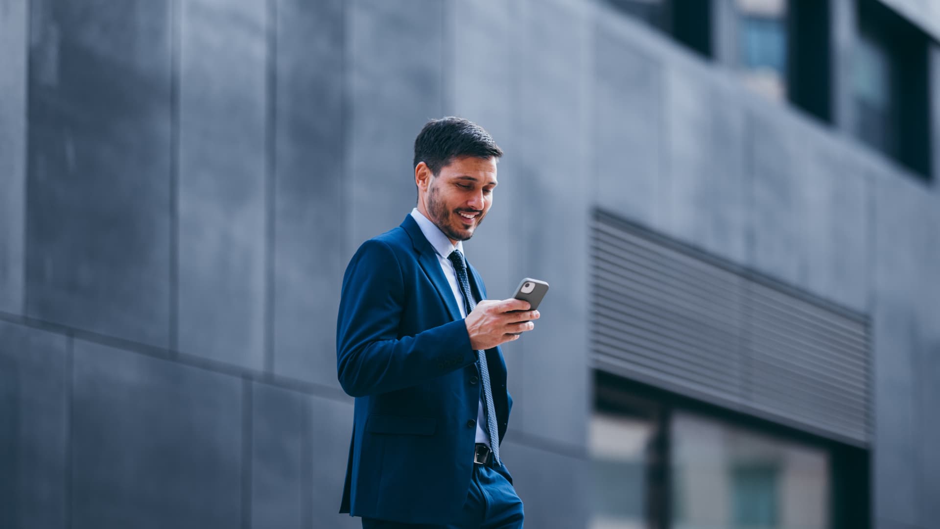 Joven empresario emprendedor con su traje chaqueta.