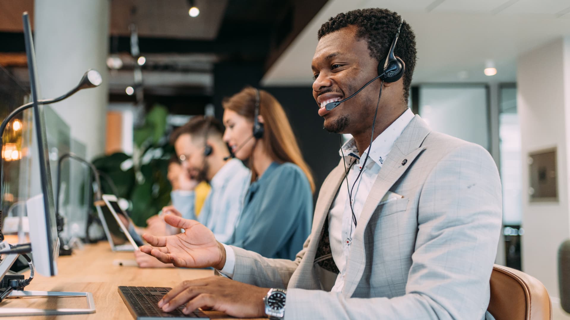 Agentes trabajando en el Contact Center.