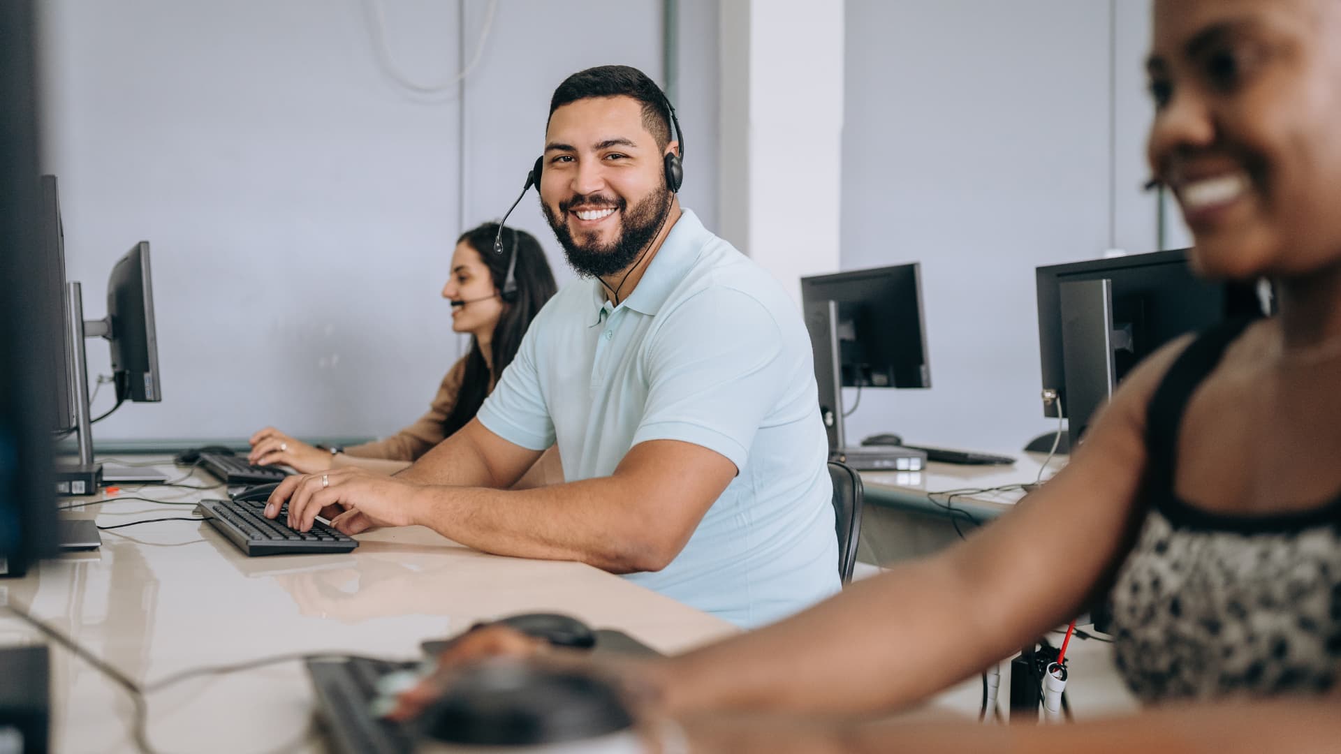 Hombre joven trabajando en un Contact Center.