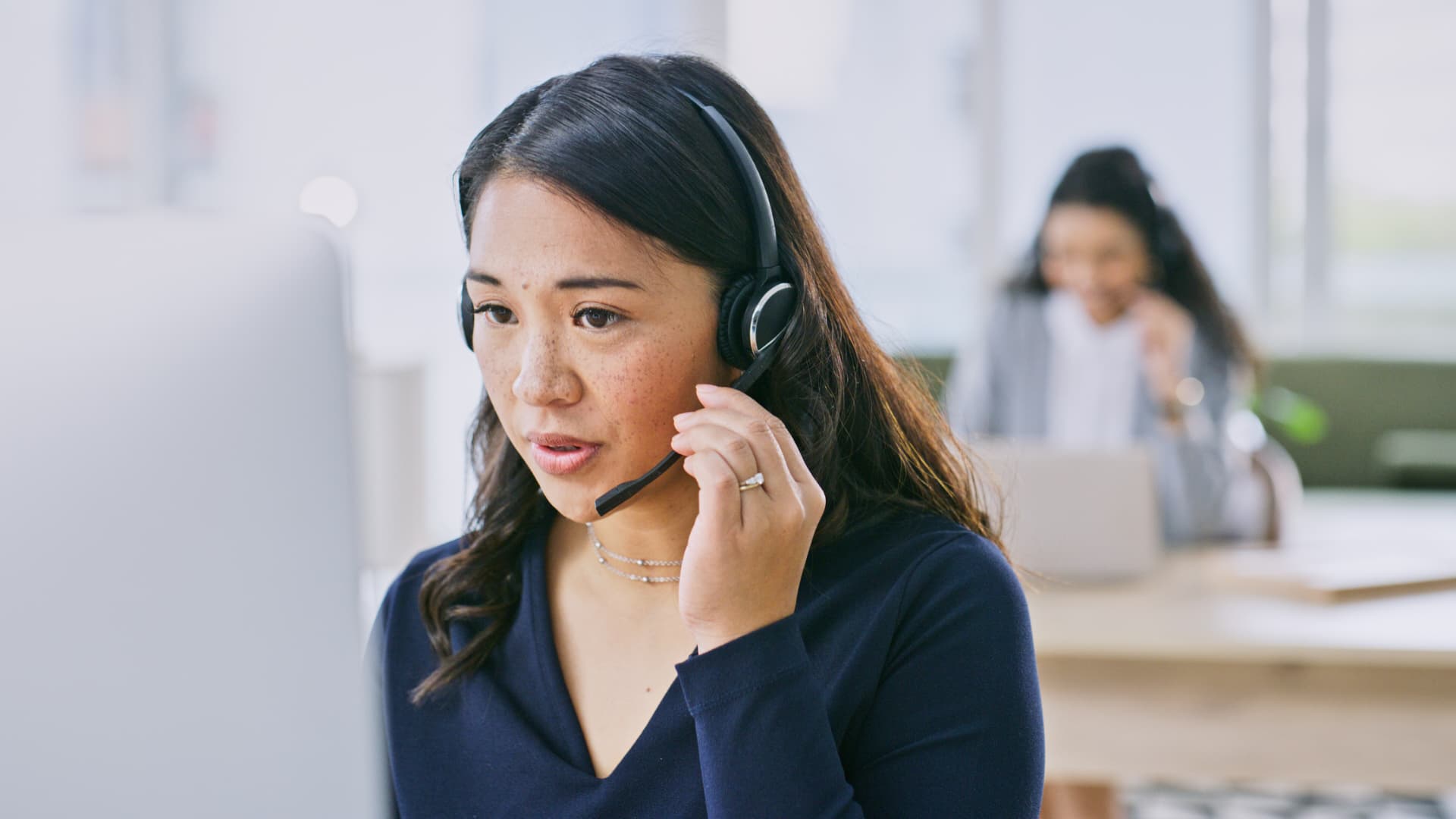 Mujer agente atendiendo llamadas en un Contact Center.