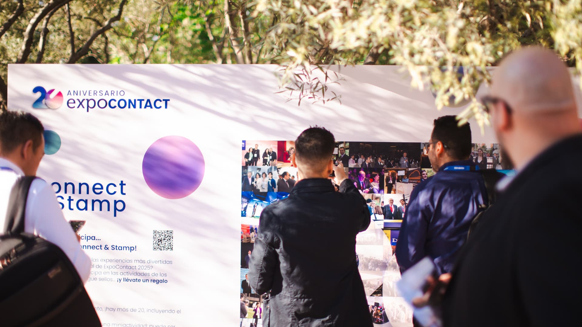 Expocontact 20 aniversario, cita imprescindible para profesionales de la Experiencia de Cliente. Imagen de un evento con asistentes visualizando fotografías.
