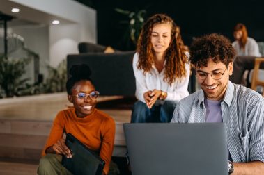 compañeros-trabajo-mirando-ordenador-oficina-moderna-ambiente-dinamico