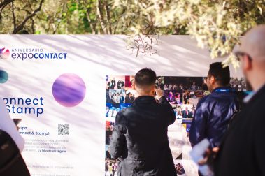 Expocontact 20 aniversario, cita imprescindible para profesionales de la Experiencia de Cliente. Imagen de un evento con asistentes visualizando fotografías.