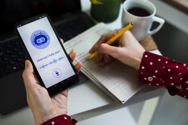 manos-mujer-utilizando-inteligencia-artificial-smartphone
