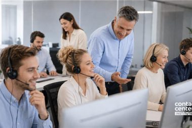 Trabajadores en el contact center atendiendo llamadas de clientes con sus auriculares y equipos electrónicos.